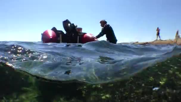 Nafukovací Člun Mělké Vodě Muž Potápěčském Obleku Drží Střílí Poloviční — Stock video