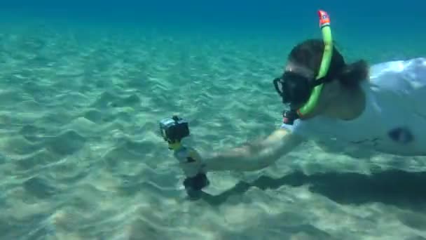 Der Kameramann Filmt Etwas Auf Einem Sandigen Grund Einer Unterwassermaske — Stockvideo