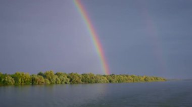 Nehrin yukarısındaki gökkuşağında.