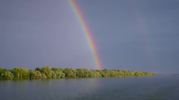 Arco Iris Brillante Cielo Sobre Río — Vídeos de Stock