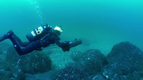 Buceador Con Scooter Submarino Nada Sobre Fondo Del Mar Luego — Vídeo de stock