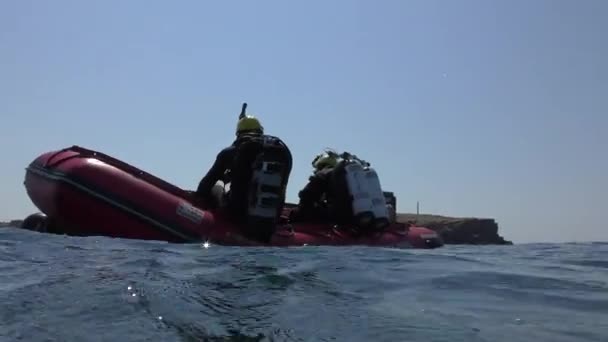 Dalgıç Şişme Bir Tekneden Suya Atılır — Stok video