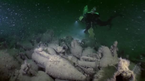 Arqueologia Subaquática Mergulhador Explorador Com Suprimento Etiquetas Outras Parafernálias Científicas — Vídeo de Stock