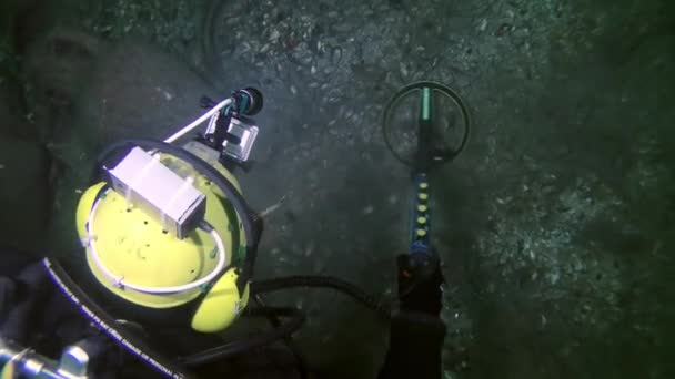 Водолаз Металлоискателем Осматривает Морское Дно Возле Скопления Амфор Отмечающих Место — стоковое видео
