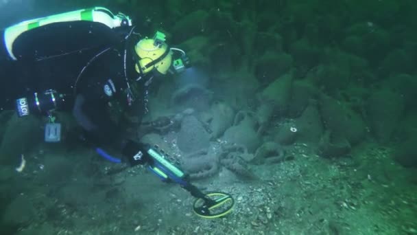 Potápěč Detektorem Kovu Zkoumá Mořské Dno Poblíž Shluku Amfor Označujících — Stock video