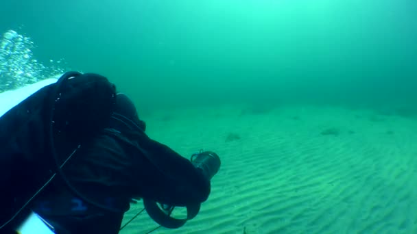 Potápěč Podmořským Skútrem Plave Přes Písčité Dno Směrem Slunci Střední — Stock video
