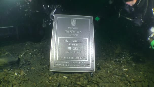 水下文化遗产 沉船附近的一块安全牌匾告诉人们 该物体受到国家保护 — 图库视频影像