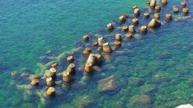 Hidrolik yapıların yapımı - beton tetrapod modüllerinden yapılmış dalgalı su. Yılan Adası, Karadeniz, Ukrayna.