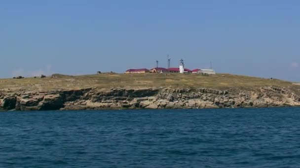 平時にスネーク島 日当たりの良い 島は遠くないですが 灯台や建物が表示されます ウクライナ — ストック動画
