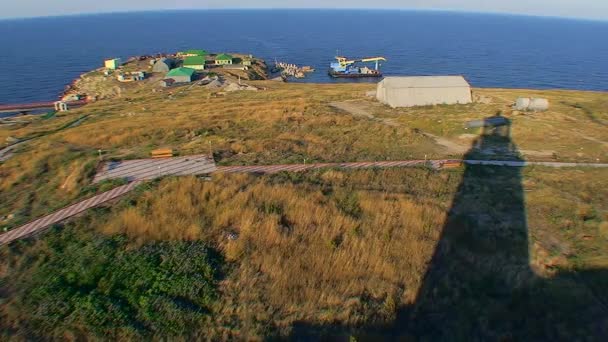 Bei Sonnenuntergang Wirft Der Leuchtturm Von Snake Island Einen Langen — Stockvideo