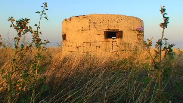 Oude Bunker Uit Koude Oorlog Warme Stralen Van Ondergaande Zon — Stockvideo
