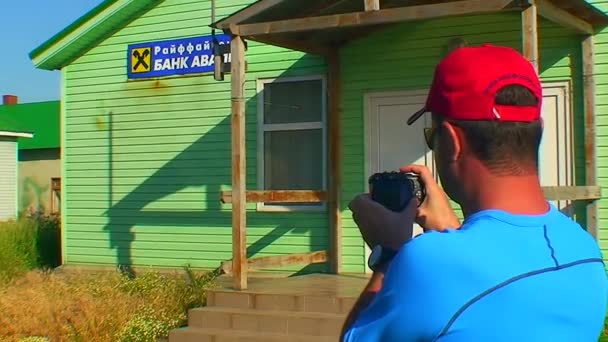 Turistika Snake Islandu Turista Selfie Před Pobočkou Banky Černé Moře — Stock video