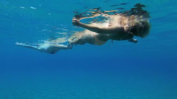 Man Woman Swim Surface Sea Forming Common Figure Camera Rises — Video