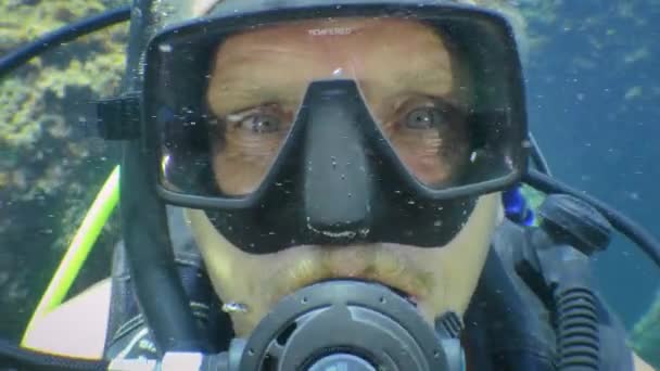 Diver Looking Front View Close — Stockvideo