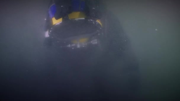 Профессиональный Дайвер Трясет Своим Телом Направить Кисточку Подорвать Морское Дно — стоковое видео