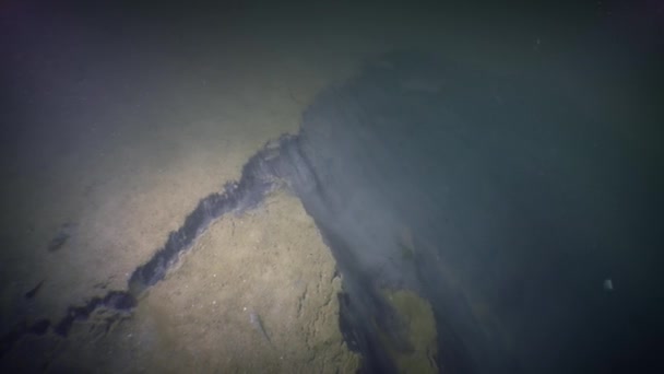 沙地在水下滑行 一名商业潜水员在河口昏暗的水域中侵蚀沙质土壤 — 图库视频影像