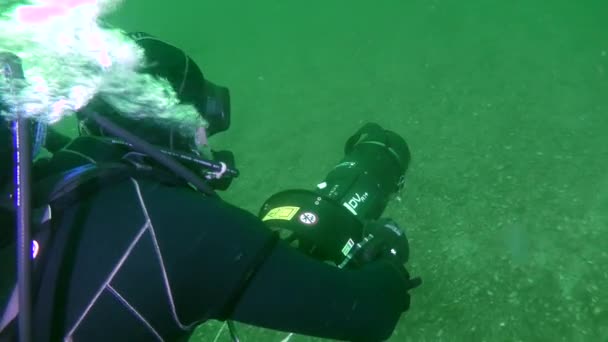 Diver Underwater Scooter Swims Sandy Seabed Close — 图库视频影像