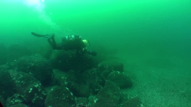 Potápěč Podmořským Skútrem Plave Přes Skalnaté Dno Pak Opustí Rám — Stock video