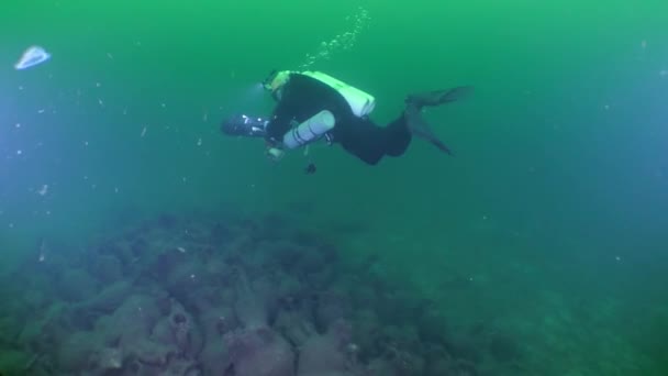 Arqueología Submarina Buzo Explorador Con Scooter Submarino Sobre Una Pila — Vídeos de Stock