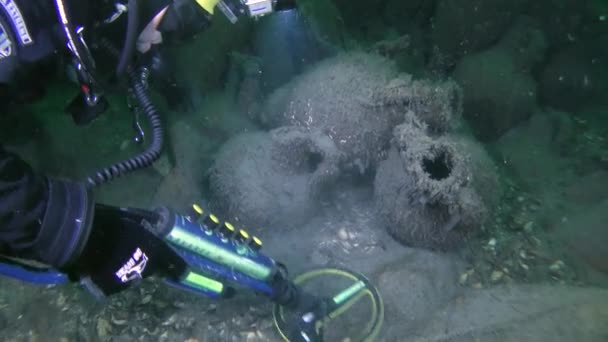 Diver Metal Detector Examines Seabed Cluster Amphorae Marking Site Ancient — Stockvideo
