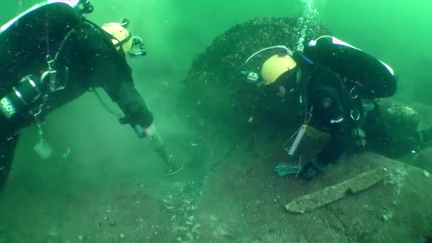 Підводна Археологія Водолази Металошукачем Досліджують Дно Серед Скель Мілкій Воді — стокове відео