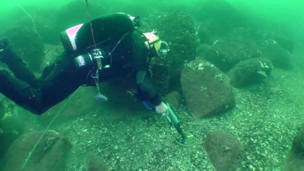 水下考古 潜水员用金属探测器探测浅水岩石中的海床 — 图库视频影像