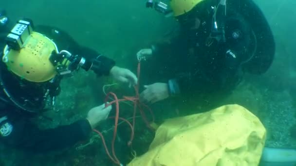Подводная Археология Водолазы Прикрепляют Подводный Подъемный Мешок Древнегреческому Каменному Якорю — стоковое видео