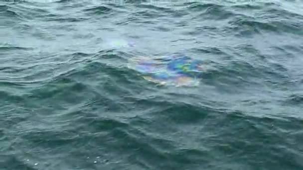 海洋石油污染 从海洋深处浮出的粗糙海面上的一条浮油线 乌克兰 — 图库视频影像