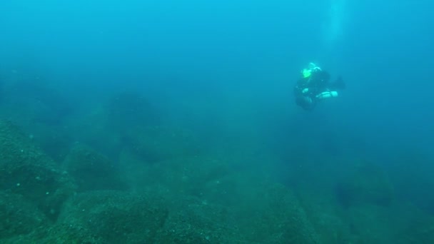 Mergulhador Técnico Com Uma Scooter Subaquática Nada Sobre Leito Marinho — Vídeo de Stock