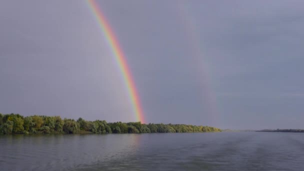 Arco Iris Brillante Visible Cielo Sobre Río — Vídeos de Stock