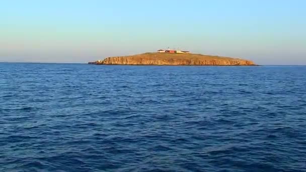 Kameran Närmar Sig Sakta Ormön Vid Horisonten Svarta Havet Ukraina — Stockvideo