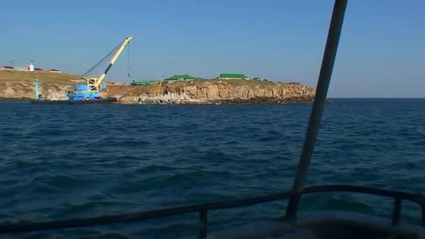 Άποψη Του Νησιού Φίδι Από Ένα Πλοίο Κινείται Αργά Κατά — Αρχείο Βίντεο