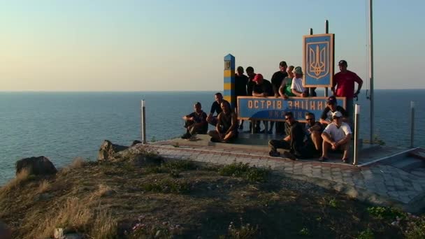 蛇岛旅游 一群游客在乌克兰边境检查站附近拍照 乌克兰 — 图库视频影像