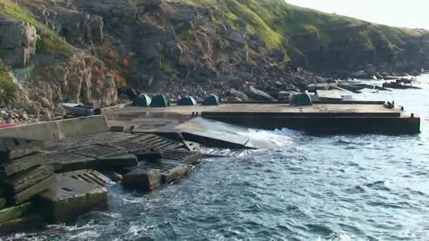 水力结构 一个混凝土码头 上面有游客的帐篷 乌克兰黑海蛇岛 — 图库视频影像