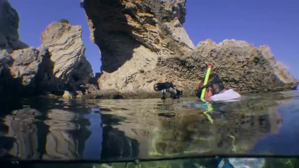 Mediterrane Zeegezicht Een Onderwater Cameraman Tilt Een Camera Boven Het — Stockvideo