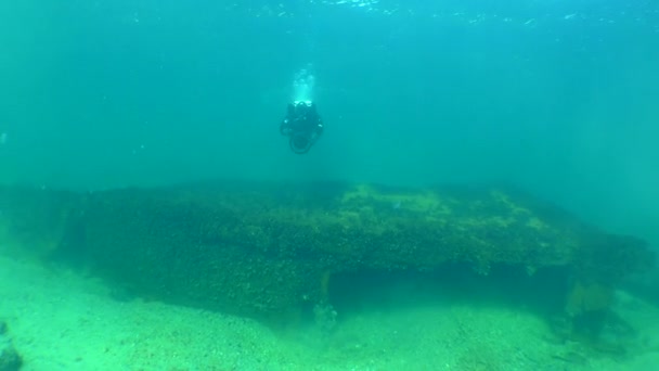 Водолаз Подводном Скутере Плывет Камере Над Ржавым Куском Обломков Проходит — стоковое видео