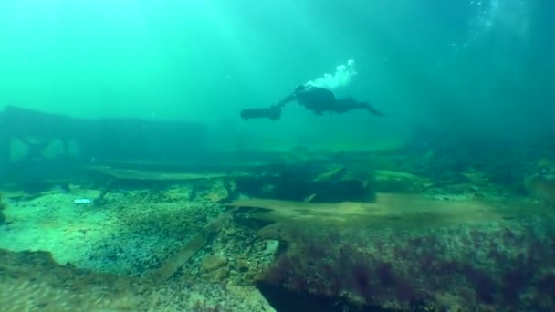 Konstrukce Modelů Podmořských Objektů Potápěč Podmořským Skútrem Plave Přes Vrak — Stock video