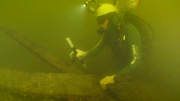 Podwodne Badania Archeologiczne Nurek Bada Strukturę Xviii Wiecznego Drewnianego Statku — Wideo stockowe