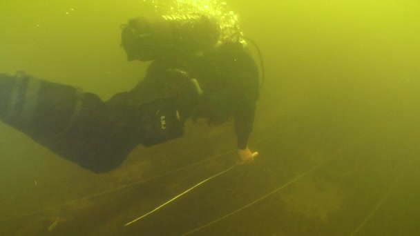 Onderwater Archeologisch Onderzoek Een Duiker Zwemt Langs Een Gemarkeerde Onderzoekssite — Stockvideo