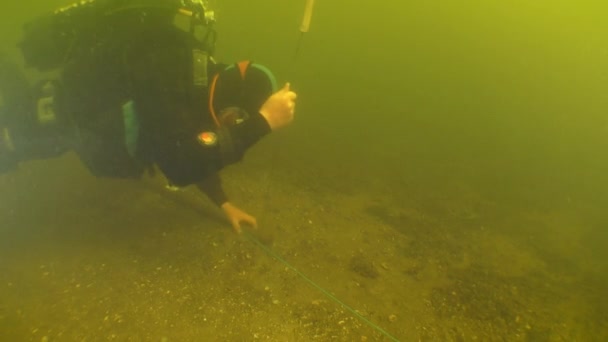 Pesquisa Arqueológica Subaquática Mergulhador Usa Uma Sonda Metal Para Procurar — Vídeo de Stock
