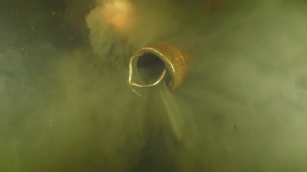 水中考古学的研究 研究者ダイバーは優しく彼の手で土壌を侵食し 油圧ポンプの吸引パイプ 吸引パイプのクローズアップにそれを指示します — ストック動画