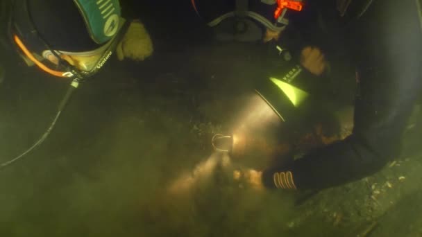 Pesquisa Arqueológica Subaquática Mergulhador Suavemente Corrói Solo Com Mão Guiando — Vídeo de Stock