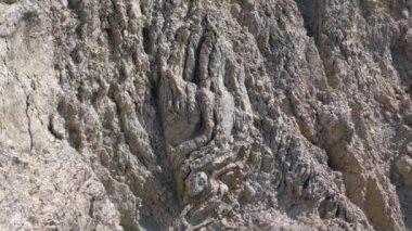 Akdeniz deniz manzarası, kıyı uçurumunda süslü bir volkanik kaya deseni, ters zoom.