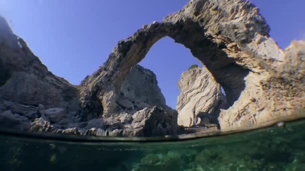 Mittelmeerlandschaft Eine Kamera Auf Höhe Der Meeresoberfläche Zeigt Gleichzeitig Den — Stockvideo