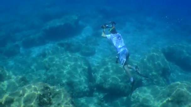 Ein Freitaucher Mit Action Kamera Filmt Der Wassersäule — Stockvideo