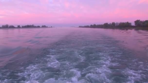 Sulla Scia Una Nave Che Muove Lungo Fiume Durante Alba — Video Stock