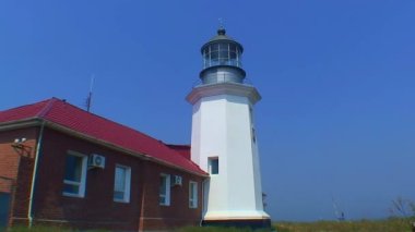 Yılan Adası deniz feneri ve deniz feneri binaları, yan görüş, geniş açı. Karadeniz, Ukrayna.
