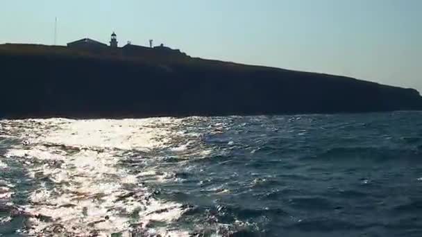 Snake Island Backlight Sunny Path Waves Island Far Away Lighthouse — Vídeo de stock