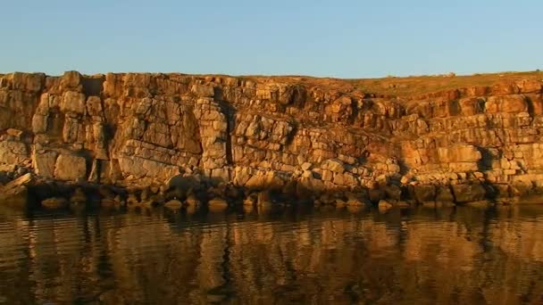 Camera Slowly Moves Shores Snake Island Sunset Light Reflection Rocks — Stock Video
