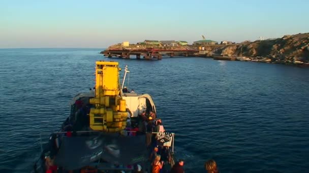 Loď Pomalu Blíží Molu Hadího Ostrova Černé Moře Ukrajina — Stock video